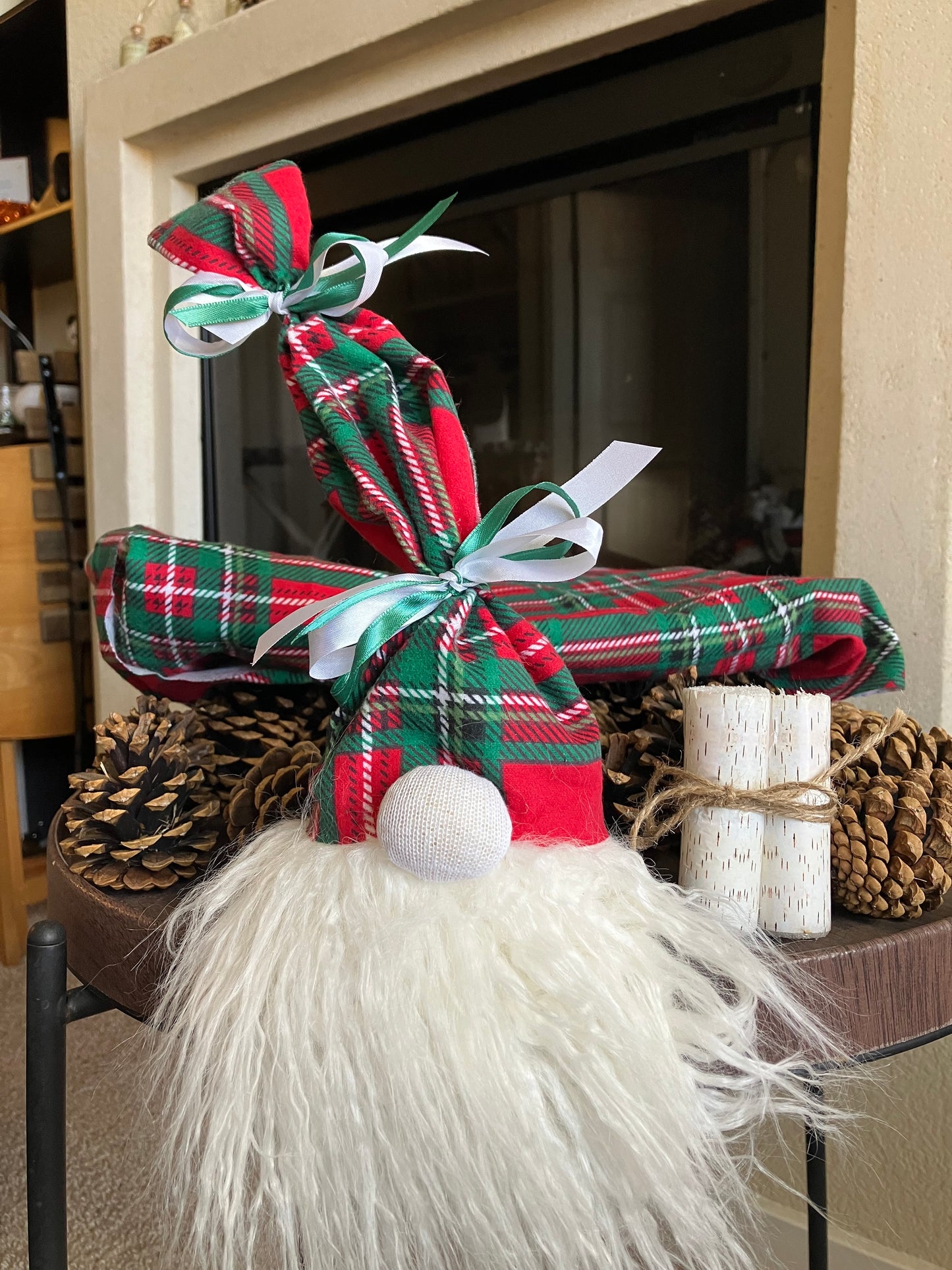 Holiday Season Plaid Print AromaGnome | Green & White Bows | White Beard