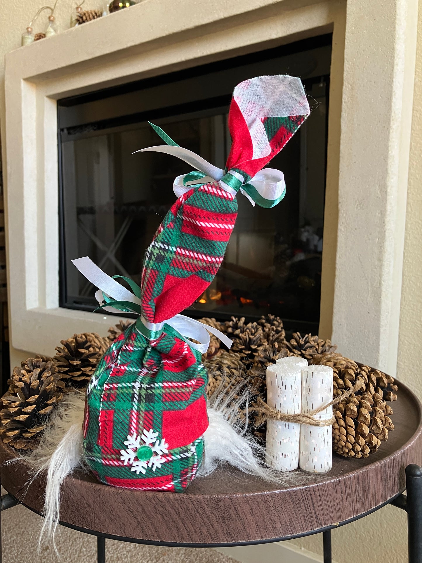 Holiday Season Plaid Print AromaGnome | Green & White Bows | White Beard