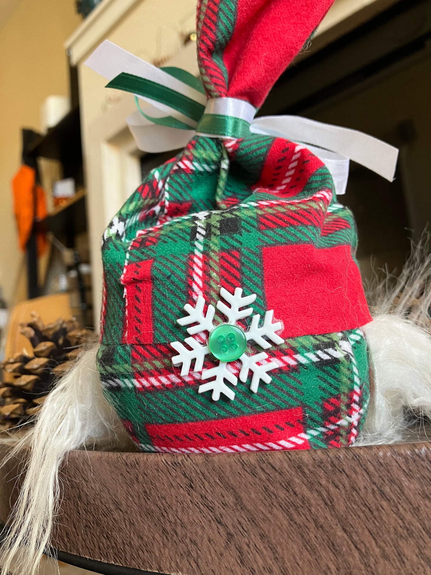 Holiday Season Plaid Print AromaGnome | Green & White Bows | White Beard